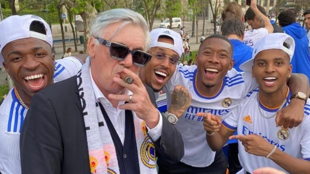 Ancelotti, junto a Vinicius, Militao, Alaba y Rodrygo, tras conquistar la Champions de las remontadas.