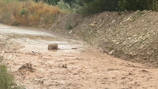 La carretera afectada por la tromba de agua.