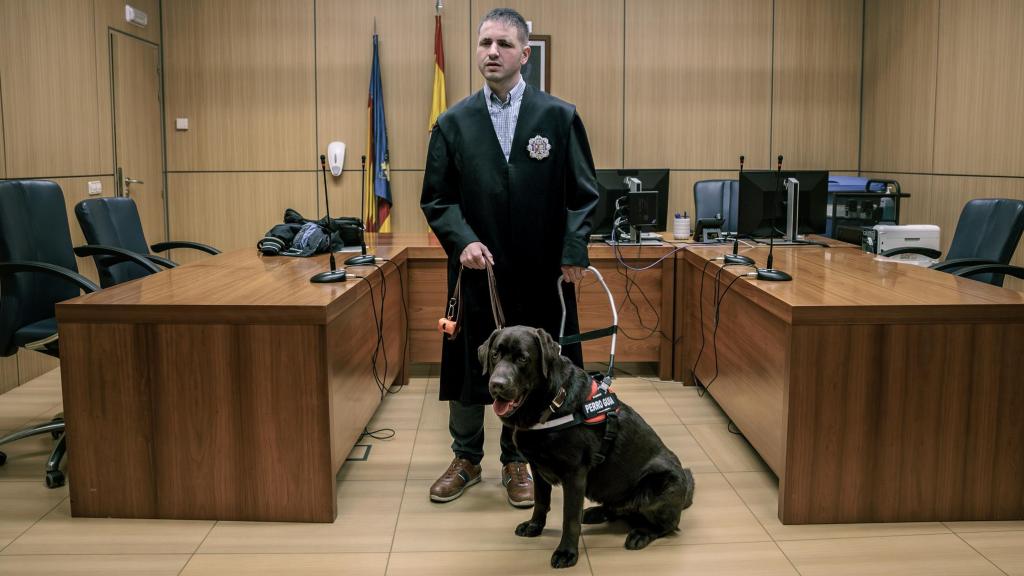 Héctor Melero con Anís en la sala de vistas en la que celebró un juicio el pasado viernes. Biel Aliño
