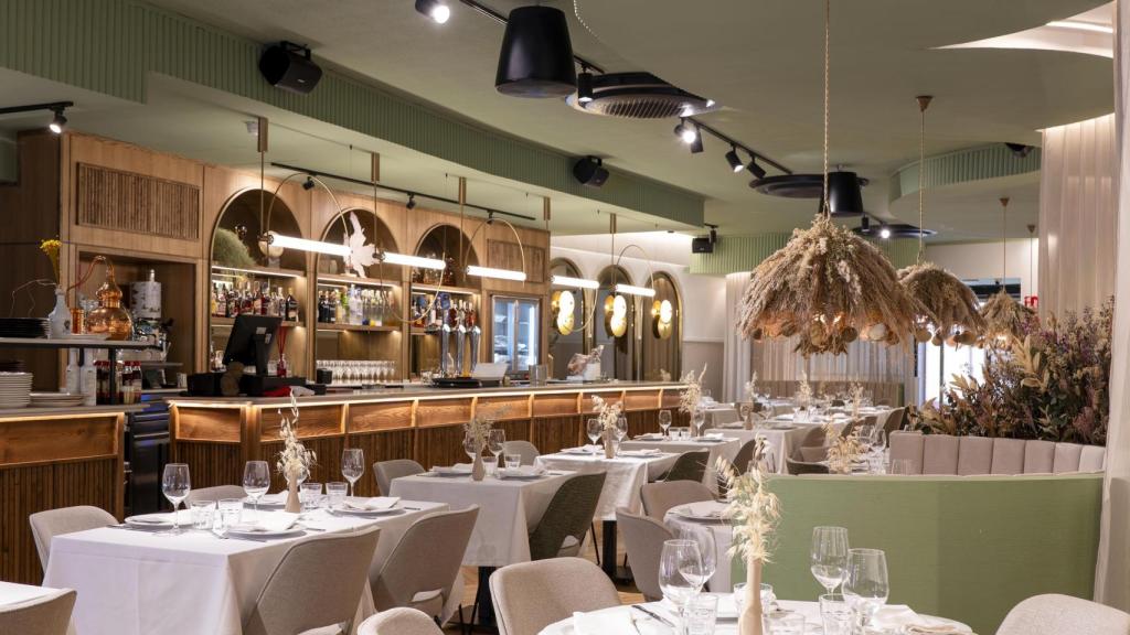 Interior del restaurante Puerta del Mar.