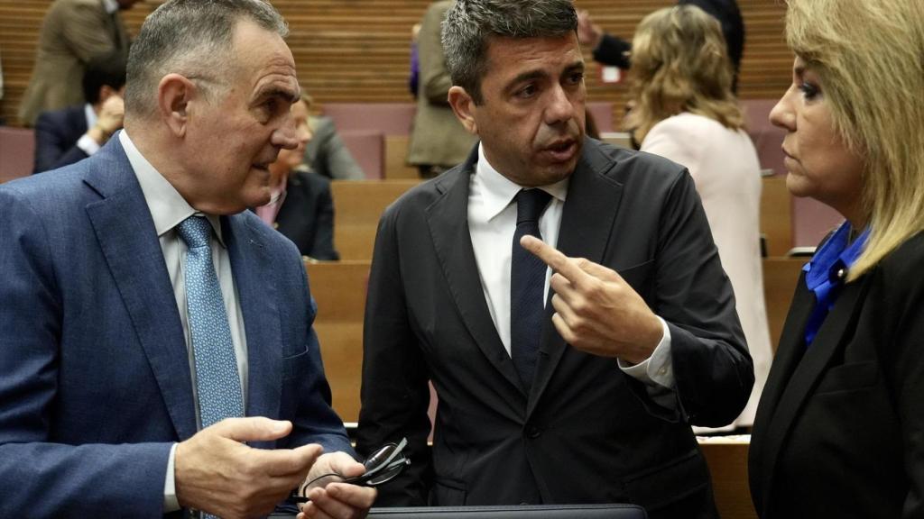 Mazón junto al vicepresidente para la reconstrucción, Gan Pampols,  y la portavoz del Consell, Susana Camarero. José Cuéllar / Corts