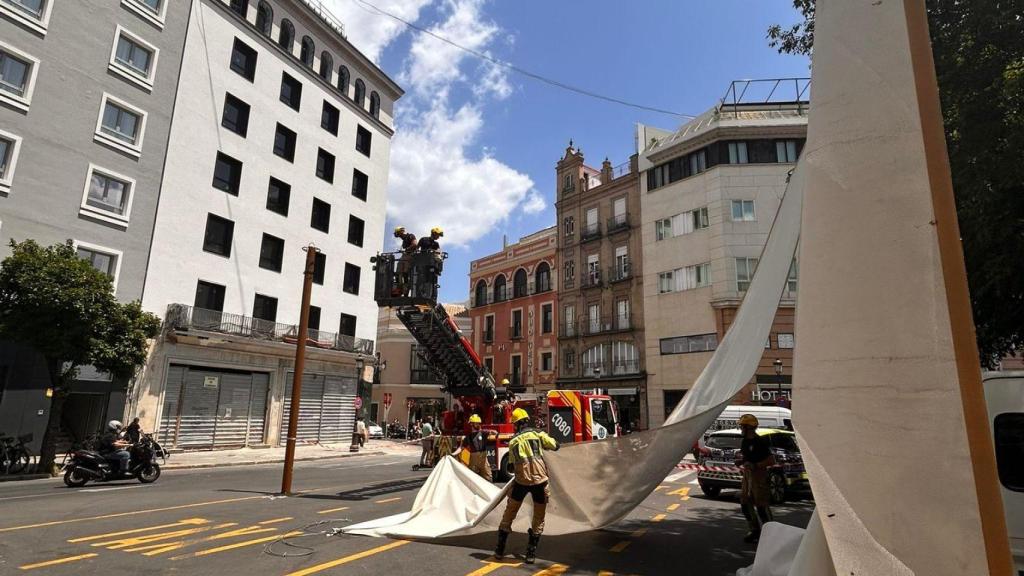 Un operario instala los toldos en la calle Sierpes de Sevilla.