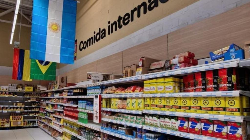 Surtido internacional en un Carrefour.
