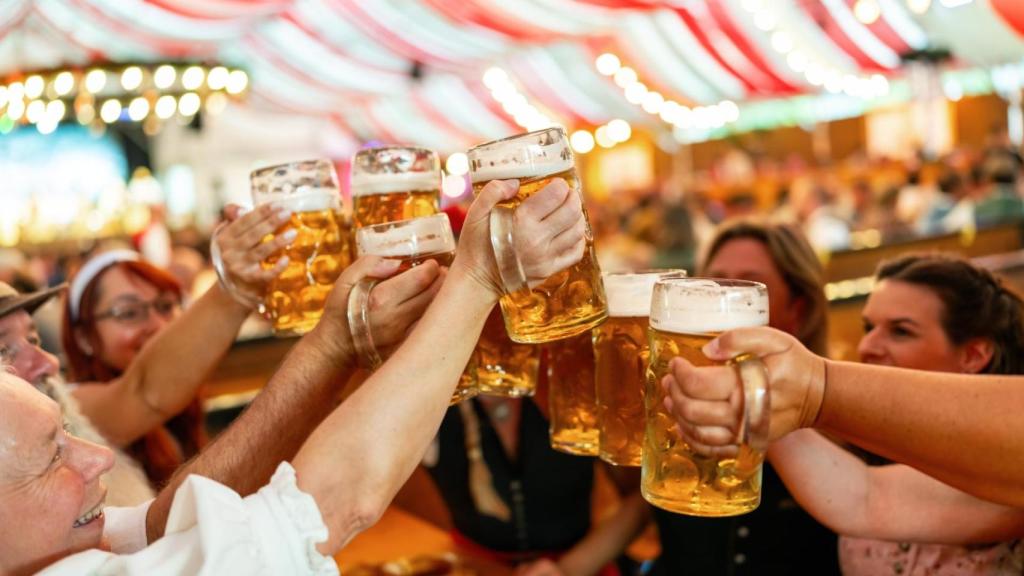 Amigos brindan con cerveza