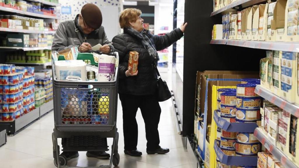 En la imagen, varias personas hacen la compra en un supermercado de Madrid.