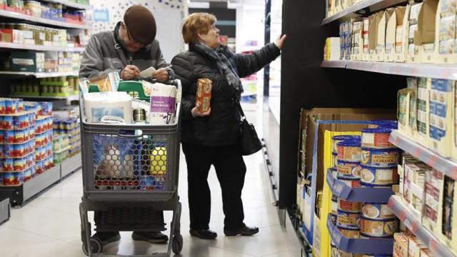 En la imagen, varias personas hacen la compra en un supermercado de Madrid.