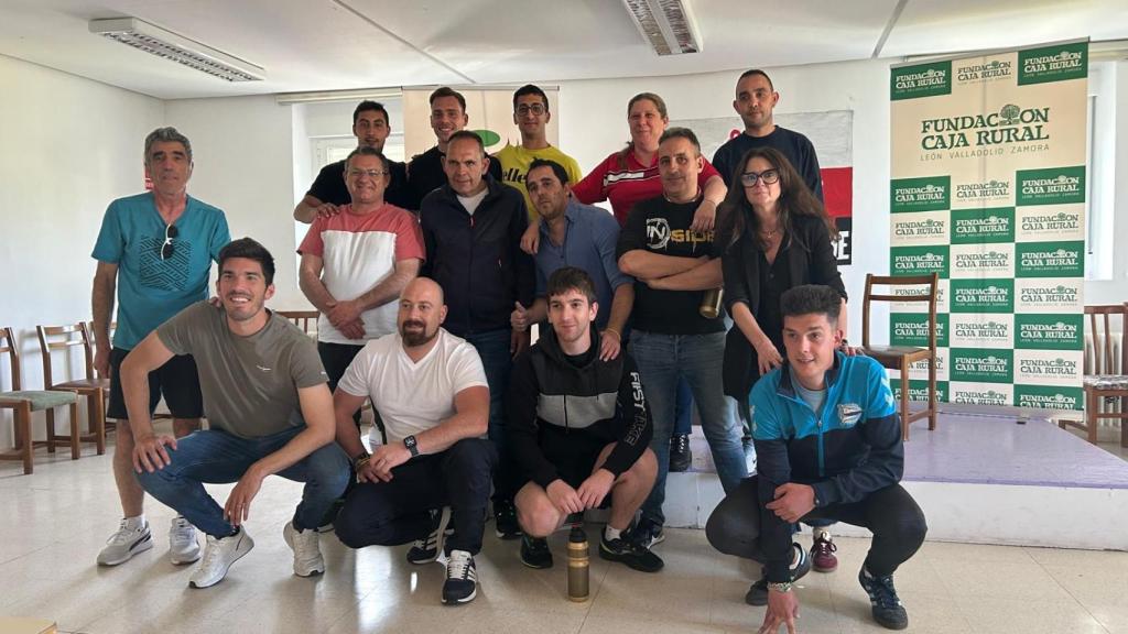 Jugadores del Zamora CF con los participantes de Proyecto Hombre