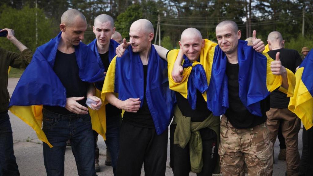 Algunos de los prisioneros ucranianos liberados este viernes por Rusia en el marco del mayor canje de presos desde el inicio de la guerra.