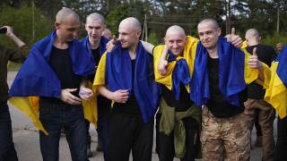 Algunos de los prisioneros ucranianos liberados este viernes por Rusia en el marco del mayor canje de presos desde el inicio de la guerra.