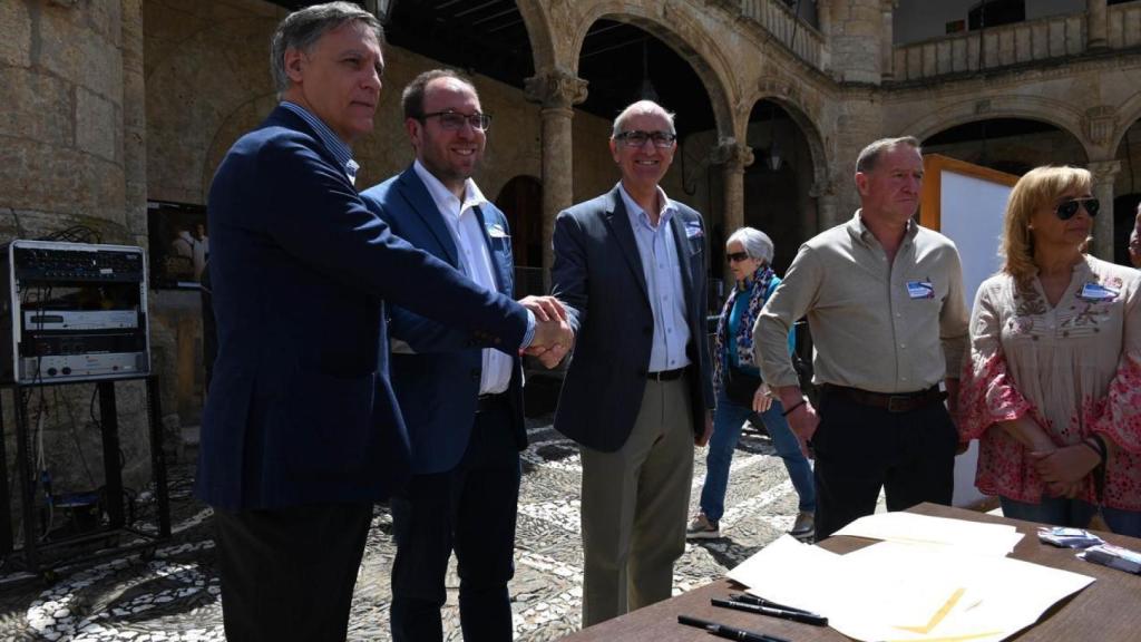 El alcalde de Ciudad Rodrigo, Marcos Iglesias, durante la lectura de la declaración por una A-62 digna, junto Carlos García Carbayo y Javier Iglesias.
