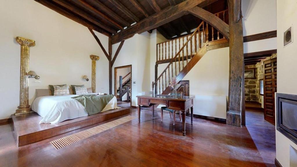 Uno de los dormitorios con cuarto de baño