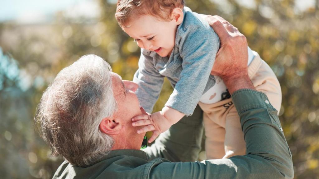 Un abuelo juega con su nieto