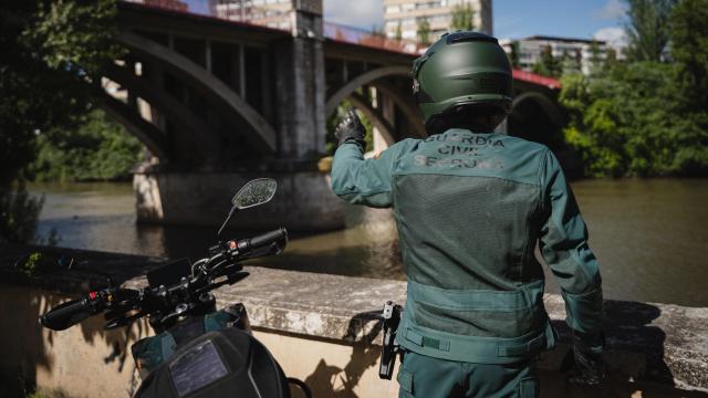 Uno de los agentes de la patrulla, en la Playa de las Moreras de Valladolid.