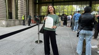 Marta Schneider a las puertas del Ministerio de Sanidad después de elegir su especialidad mir