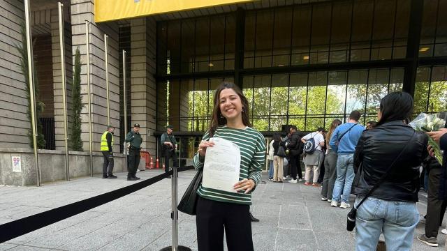Marta Schneider a las puertas del Ministerio de Sanidad después de elegir su especialidad mir