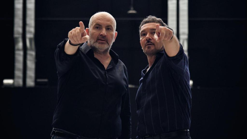 Antonio Banderas y Domingo Merlín trabajando juntos.