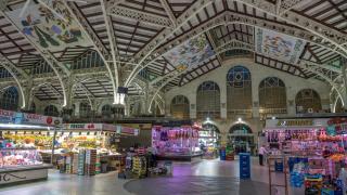 Mercat Central de València, el más grande de España: los 7 puestos que debes visitar y qué comprar en ellos