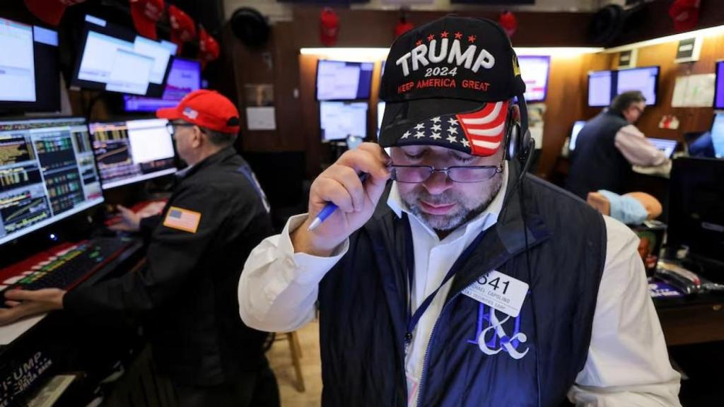 Varios operadores de la Bolsa de Nueva York llevan gorras en apoyo a Donald Trump.