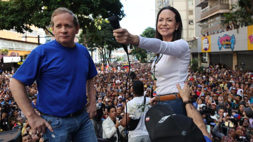 María Corina Machado saluda a sus seguidores junto al exdiputado venezolano Juan Pablo Guanipa en una manifestación en Caracas el pasado 9 de enero.