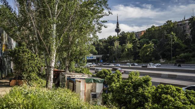 Asentamiento ilegal junto a la M-30, a la altura del Parque Antonio Pirala.