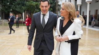 El presidente de la Junta de Andalucía, Juanma Moreno, y la consejera de Economía, Hacienda y Fondos Europeos, Carolina España, en una imagen de archivo.
