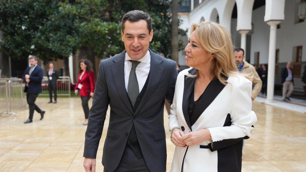 El presidente de la Junta de Andalucía, Juanma Moreno, y la consejera de Economía, Hacienda y Fondos Europeos, Carolina España, en una imagen de archivo.