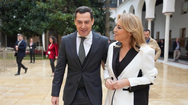 El presidente de la Junta de Andalucía, Juanma Moreno, y la consejera de Economía, Hacienda y Fondos Europeos, Carolina España, en una imagen de archivo.