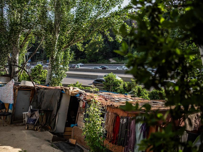 Hilera de chabolas junto a la M-30, a la altura del Parque Antonio Pirala, próximo al puente de Alcalá.