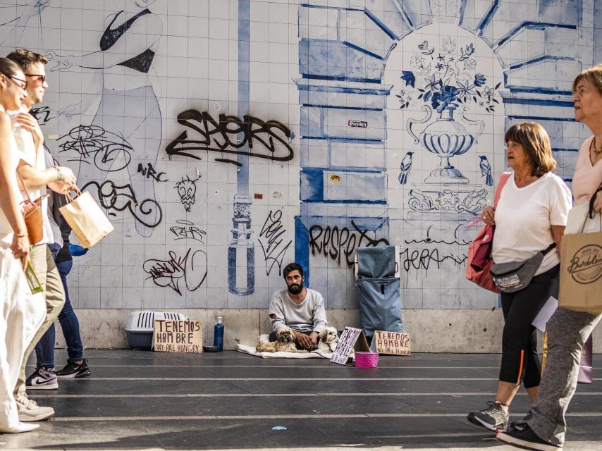 Un hombre pide limosna en plena Gran Vía.