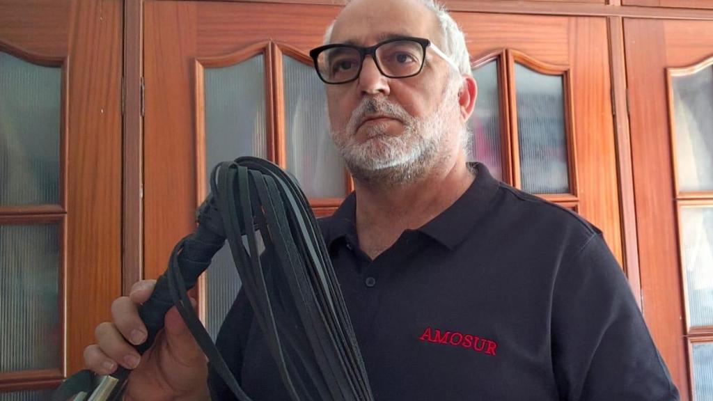 Juan, con una fusta hecha por él, en una habitación de su casa.