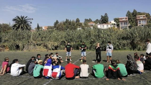 Migrantes de 'La Fortaleza', uno de los centros de Quórum77, durante una actividad en el campo de fútbol, en una imagen hecha pública por la empresa gestora del centro.