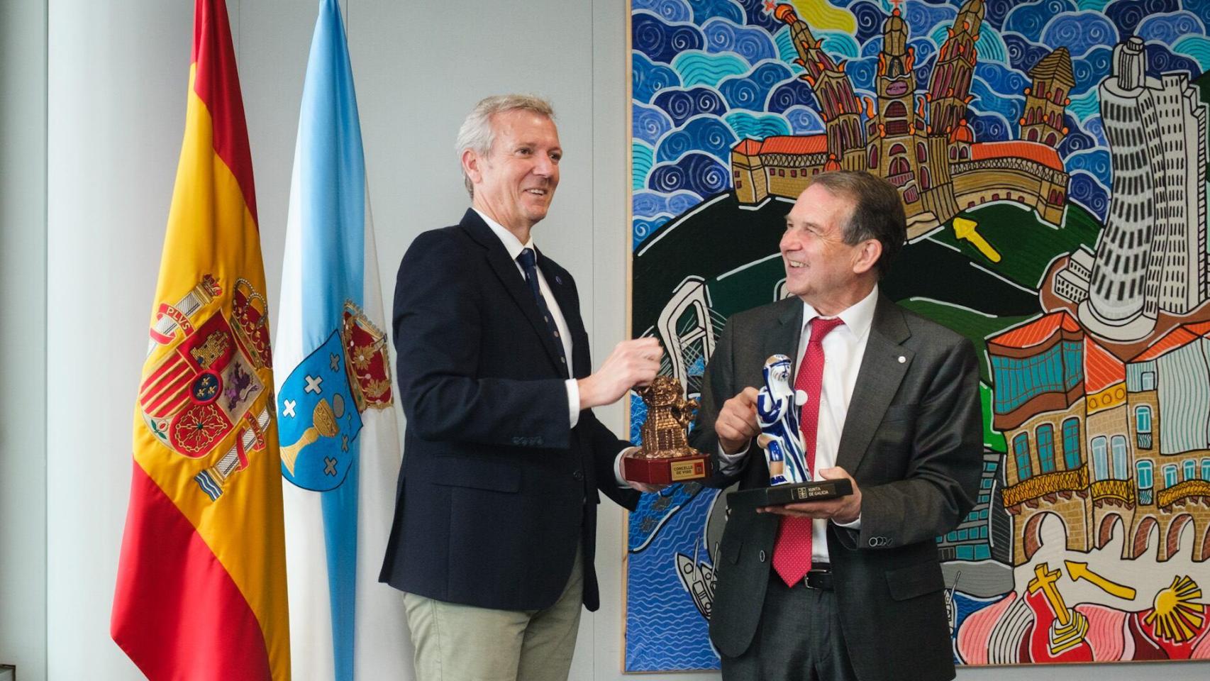 El presidente de la Xunta gallega, Alfonso Rueda, junto al alcalde de Vigo, Abel Caballero.