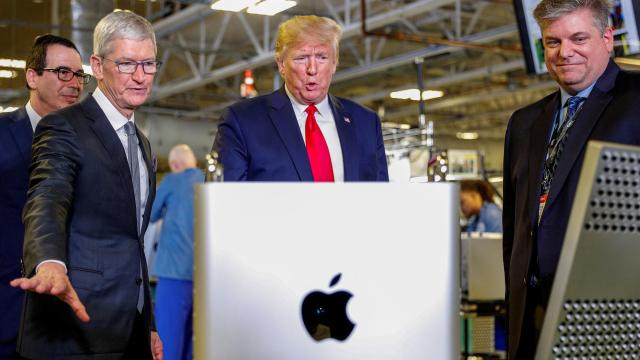Donald Trump este viernes durante una visita a una planta de fabricación de ordenadores de Apple en Austin, Texas.