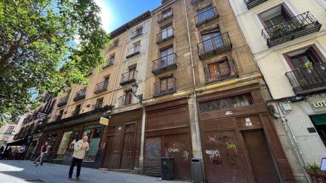En el centro de la imagen, edificios de la calle Zaragoza número 5 y 7, ambos cerrados.