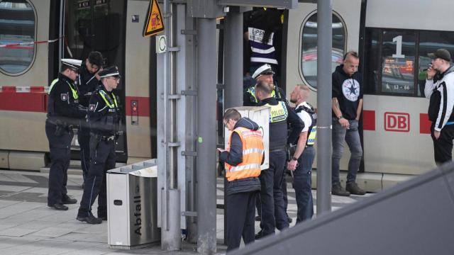 Agentes de Policía se reúnen en la estación principal de trenes de Hamburgo después de que varias personas resultaran heridas en un ataque con cuchillo.
