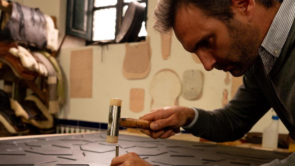 Javier Menacho, trabajando en su taller.