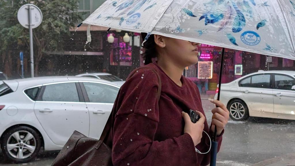 Una mujer bajo la tormenta