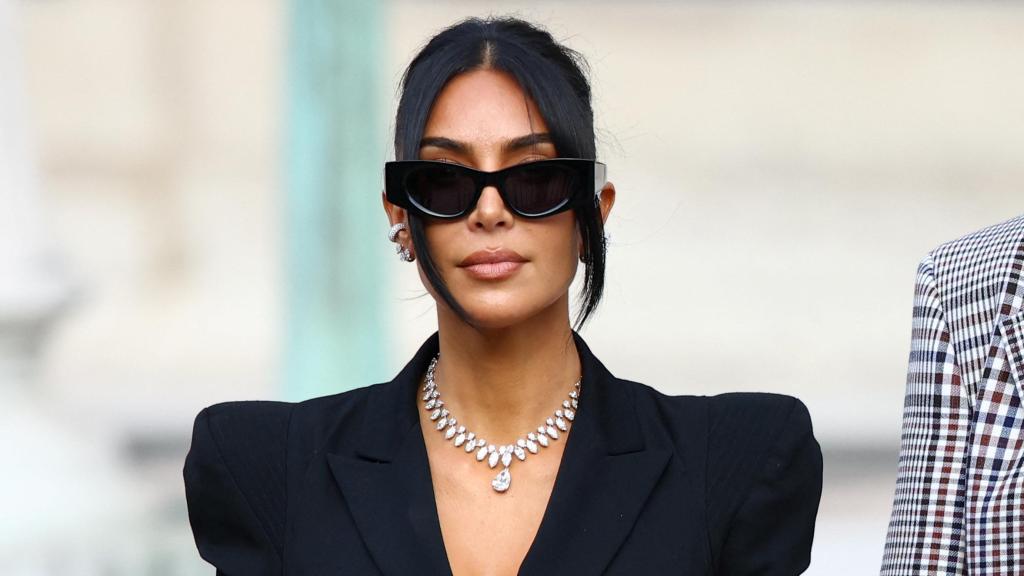 Kim Kardashian sale del juzgado tras testificar en el juicio por el robo de sus joyas el pasado 13 de mayo.