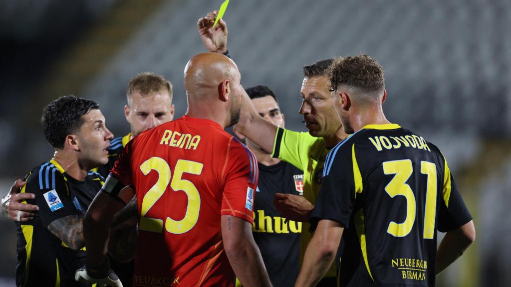 Pepe Reina expulsado ante el Inter de Milán.