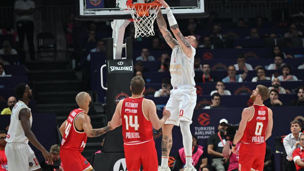 El mate de Daniel Theis en el partido ante Olympiacos.