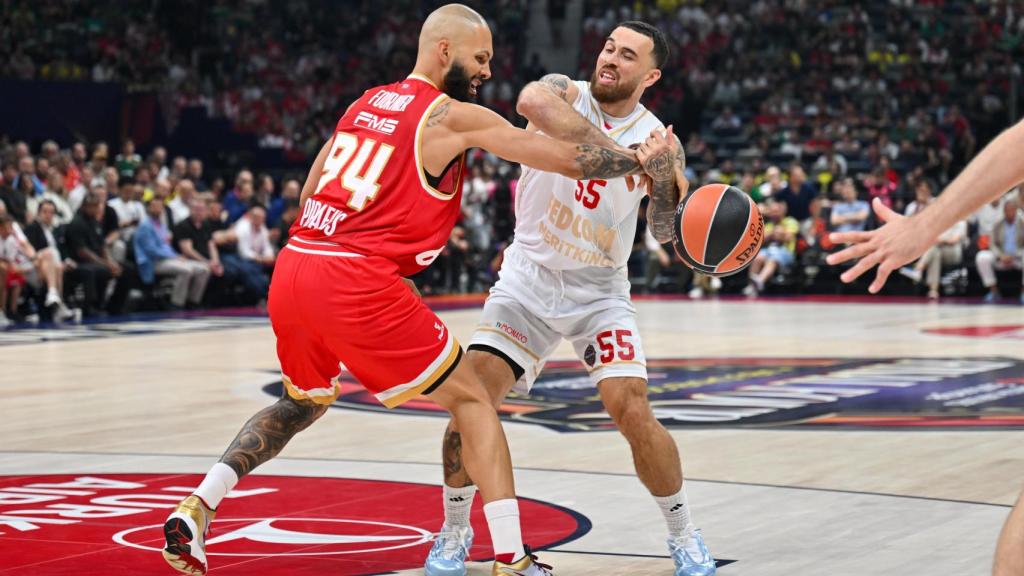 Mike James, presionado por Fournier.