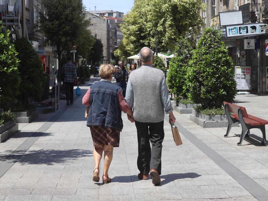 Una pareja paseando por O Calvario