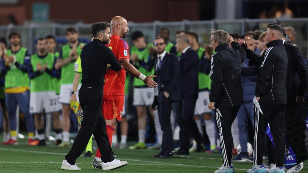 Pepe Reina abandona el terreno de juego en el último partido de su carrera.