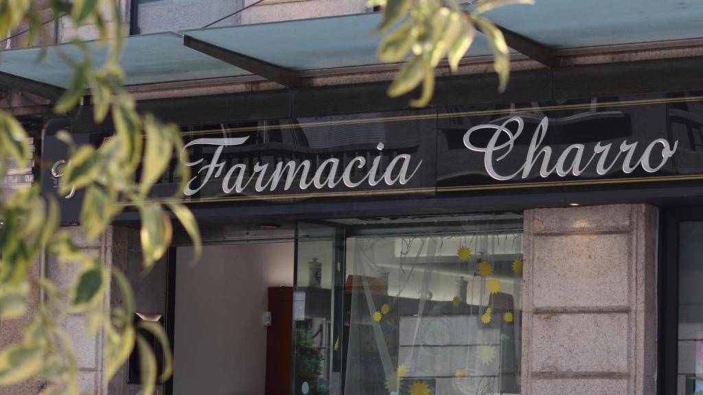 La centenaria Farmacia Charro, situada en el barrio de O Calvario