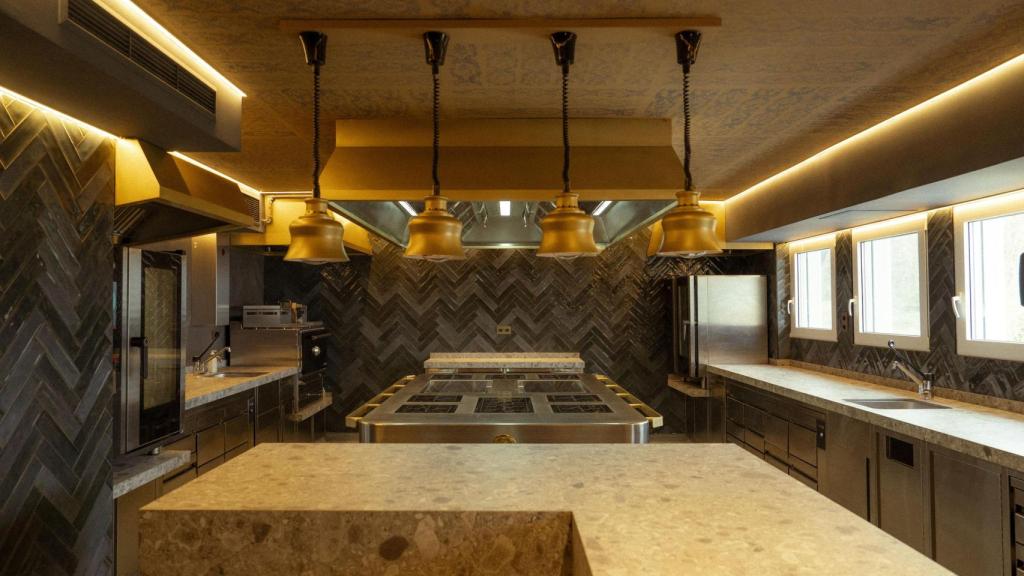 La cocina de Itzuli, con un cuidado interiorismo con tonos dorados que evocan a la Belle Epoque.