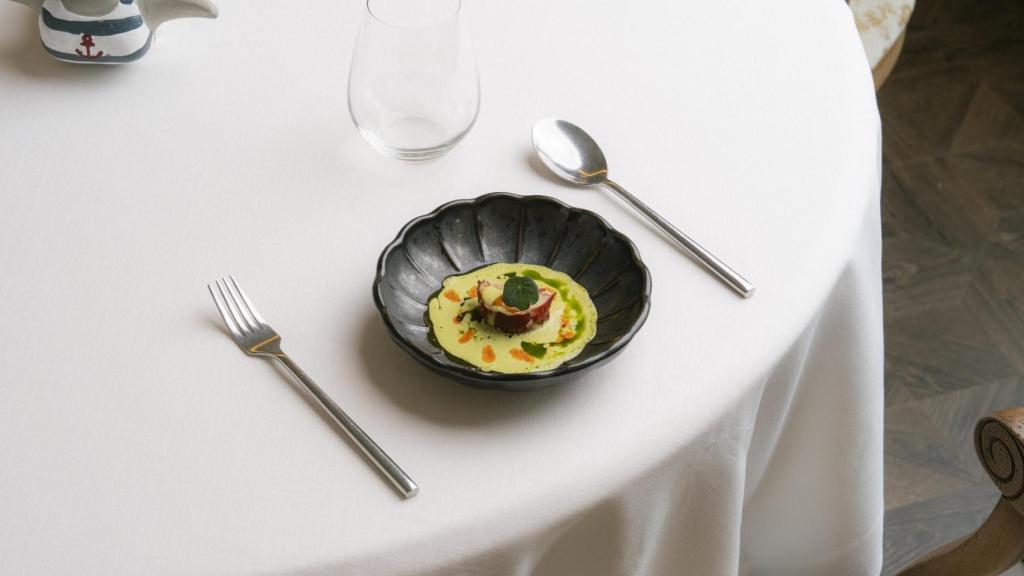 El mar está presente en muchos platos de Ituzi, como con este bogavante.