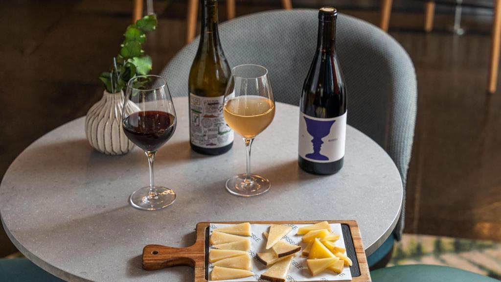 Quesos y vinos naturales para cerrar el día.