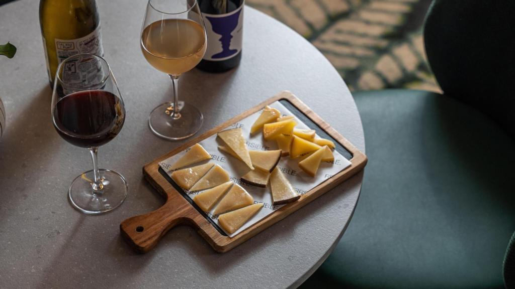Vino natural y quesos locales de Cataluña.