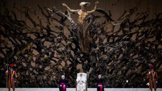 El papa León XIV celebra una audiencia con representantes de los medios de comunicación en el aula Pablo VI del Vaticano, el 12 de mayo de 2025.