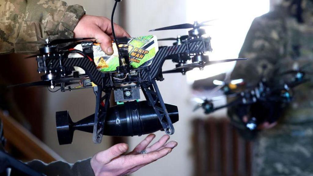 Un soldado ucraniano de la 1.ª Brigada de Tanques Independiente sostiene un dron con una granada acoplada, cerca del frente de Vuhledar, en la región de Donetsk, Ucrania.